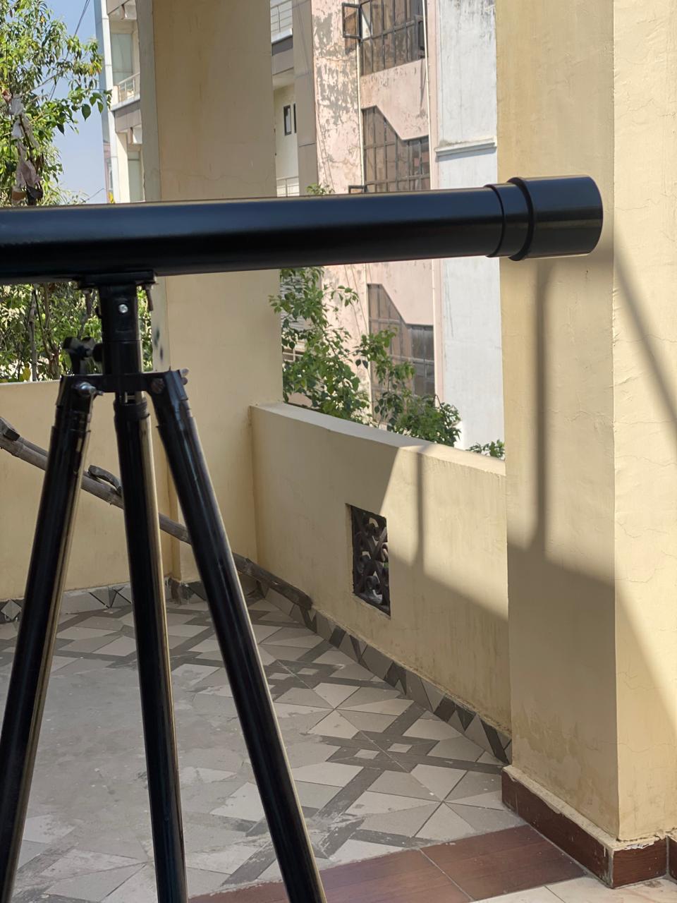 Students with finished telescopes